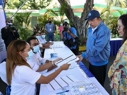 Daniel Ortega e Rosario Murillo em seu local de votação na manhã de domingo.