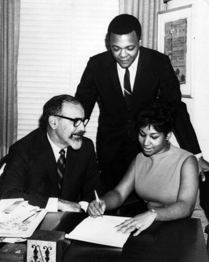 Aretha Franklin firmando su contrato con Atlantic Records junto a Jerry Wexler (i) y Ted White (c), en 1967.