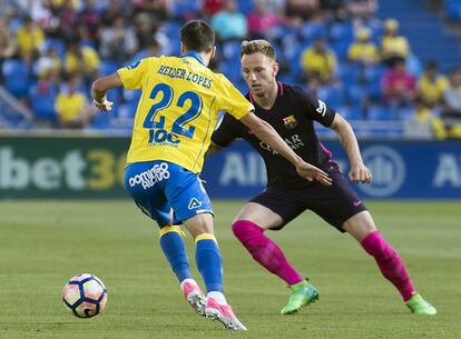 El centrocampista del Barcelona Ivan Rakitic se enfrenta al defensa de Las Palmas Helder Lopes durante el partido.
