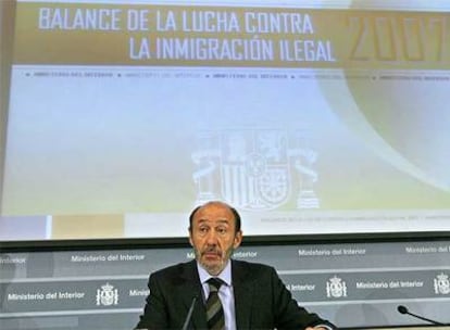 El ministro del Interior, Alfredo Pérez Rubalcaba, durante la rueda de prensa.