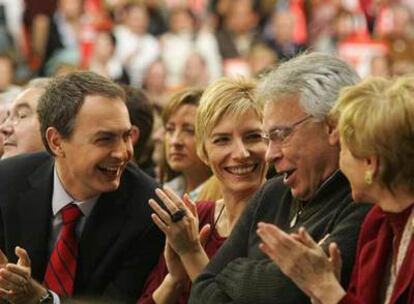 José Luis Rodríguez Zapatero, Sonsoles Espinosa, Felipe González y María Teresa Fernández de la Vega, durante el acto de Fuenlabrada.