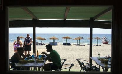 Un chiringuito en una playa del Mediterr&aacute;neo