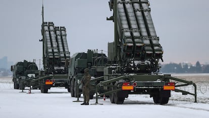 Un militar patrulla frente al sistema de defensa antiaérea Patriot.