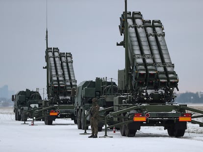 Un militar patrulla frente al sistema de defensa antiaérea Patriot durante un entrenamiento militar polaco sobre los sistemas de misiles en el aeropuerto de Varsovia, el 7 de febrero de 2023.