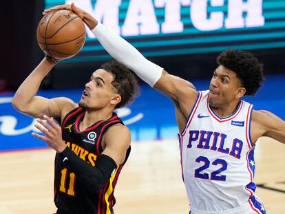 Thybulle tapona un lanzamiento de Trae Young en el partido Sixers-Hawks.