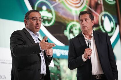 Gustavo Yepes (director Gestión en RSE de la Universidad del Externado) y Gabriel Delascasas (director Caracol Sostenible). 