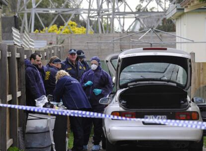 Agentes forenses investigan en una casa al norte de Melbourne tras la operación policial.