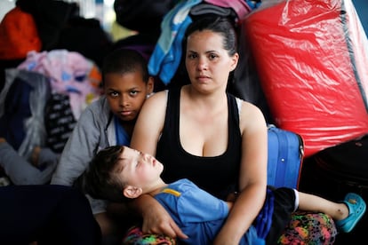 Erika Fernández, de 33 anos, espera em uma fila com seus filhos Ronald, de 10, e José, de 3, no centro de serviço fronteiriço entre o Equador e o Peru. Fernández, enfermeira de profissão, viaja para encontrar o marido, que vive há um ano no Peru. "Foi tudo terrível desde que saí da minha casa e ainda é um pesadelo (...) Meu filho está vomitando desde a noite anterior, levei-o à Cruz Vermelha e me deram água, para hidratá-lo, e paracetamol, caso tenha febre", explica Erika. Entre suas motivações para emigrar, destaca o objetivo de conseguir qualidade de vida melhor para seus filhos: "Não quero ensinar para eles que eles têm que lutar pela comida, mas que qualquer um que trabalhe, pode comprar".