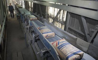 Línea de producción en una de las plantas de Cemex en España.