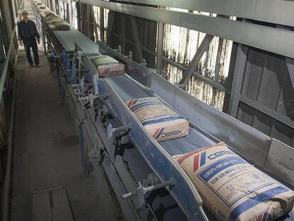 L&iacute;nea de producci&oacute;n en una de las plantas de Cemex en Espa&ntilde;a.