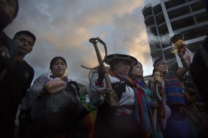 Una mujer indígena encabeza la marcha con palo santo que es parte de los rituales de la cosmovisión andina