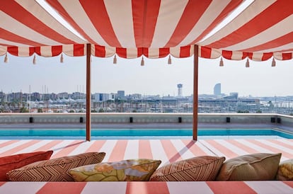 La actual piscina del Soho House barcelonés, en la azotea con vistas al puerto.