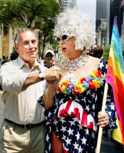 Gilbert Baker (à dir.) ao lado do prefeito de Nova York, Michael Bloomberg, durante a parada do Orgulho Gay de 2002.