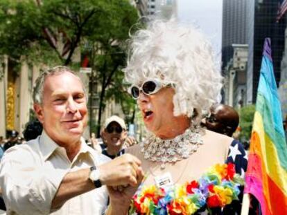 Gilbert Baker (à dir.) ao lado do prefeito de Nova York, Michael Bloomberg, durante a parada do Orgulho Gay de 2002.