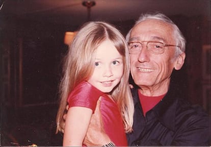 Alexandra, con su abuelo, el oceanógrafo francés Jacques Cousteau, a los siete años.