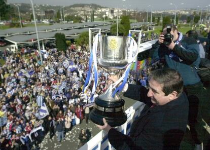 Lendoiro muestra el trofeo de la Copa conquistada en 2002 a los aficionados desplazados al aeropuerto de Alvedro.