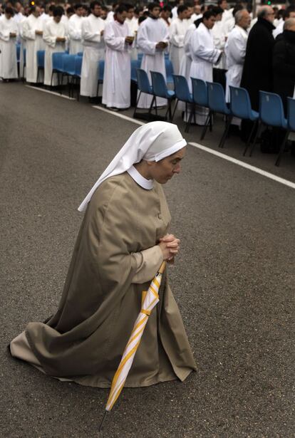 Una monja reza durante la misa oficiada por el Cardenal Rouco Varela.