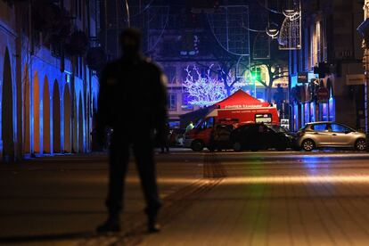 Oficiales de policía montan guardia anoche, tras el tiroteo mortal, en Estrasburgo (Francia).