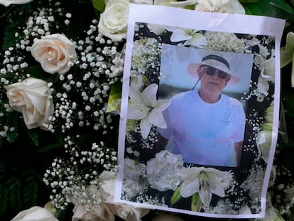 Detalle de un arreglo floral en  honor a Jaime Vásquez, líder social asesinado, en Cúcuta, Colombia, el 15 de abril.