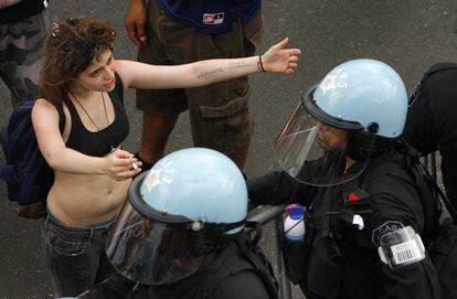 Una manifestante se dirige a un policía.