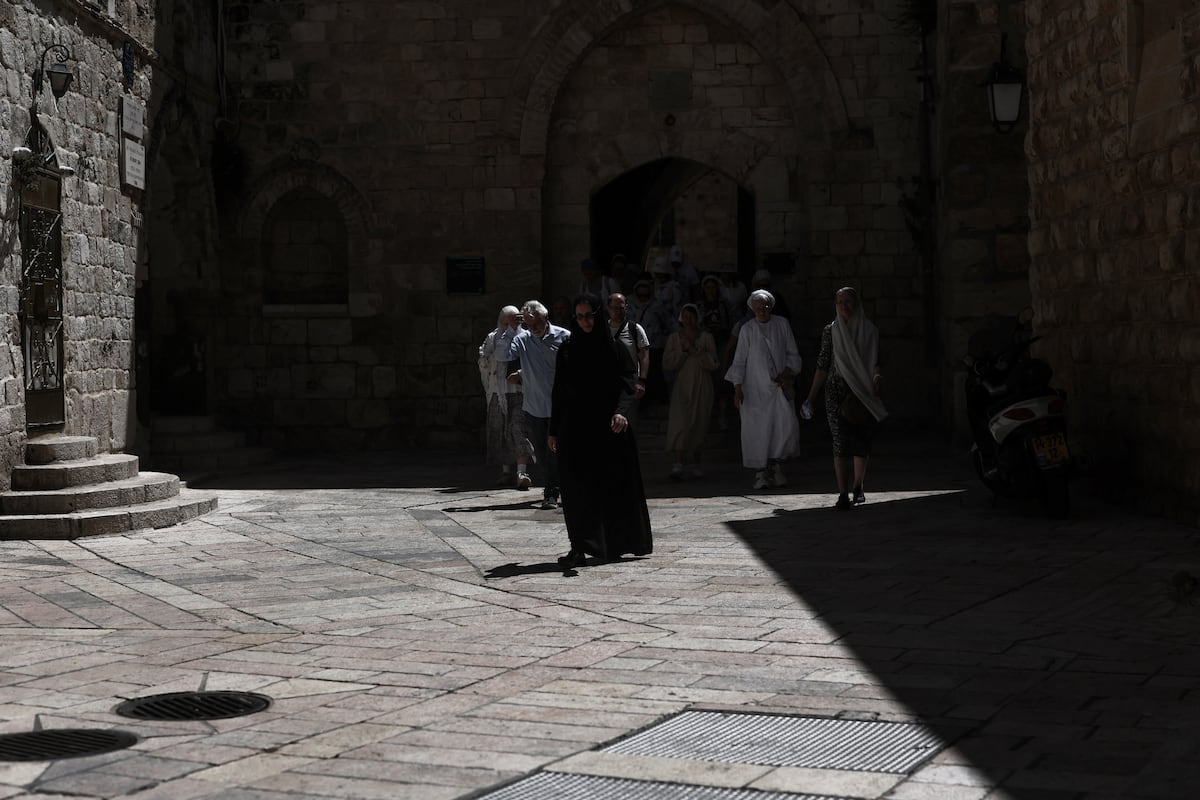 Detenido un colono israelí por tirar al suelo y patear a una monja francesa en Jerusalén