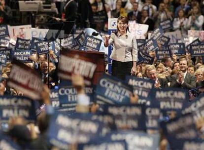 La candidata a la vicepresidencia, Sarah Palin, saluda a la multitud poco antes de pronunciar su discurso, en la madrugada de ayer, ante la Convención Republicana.