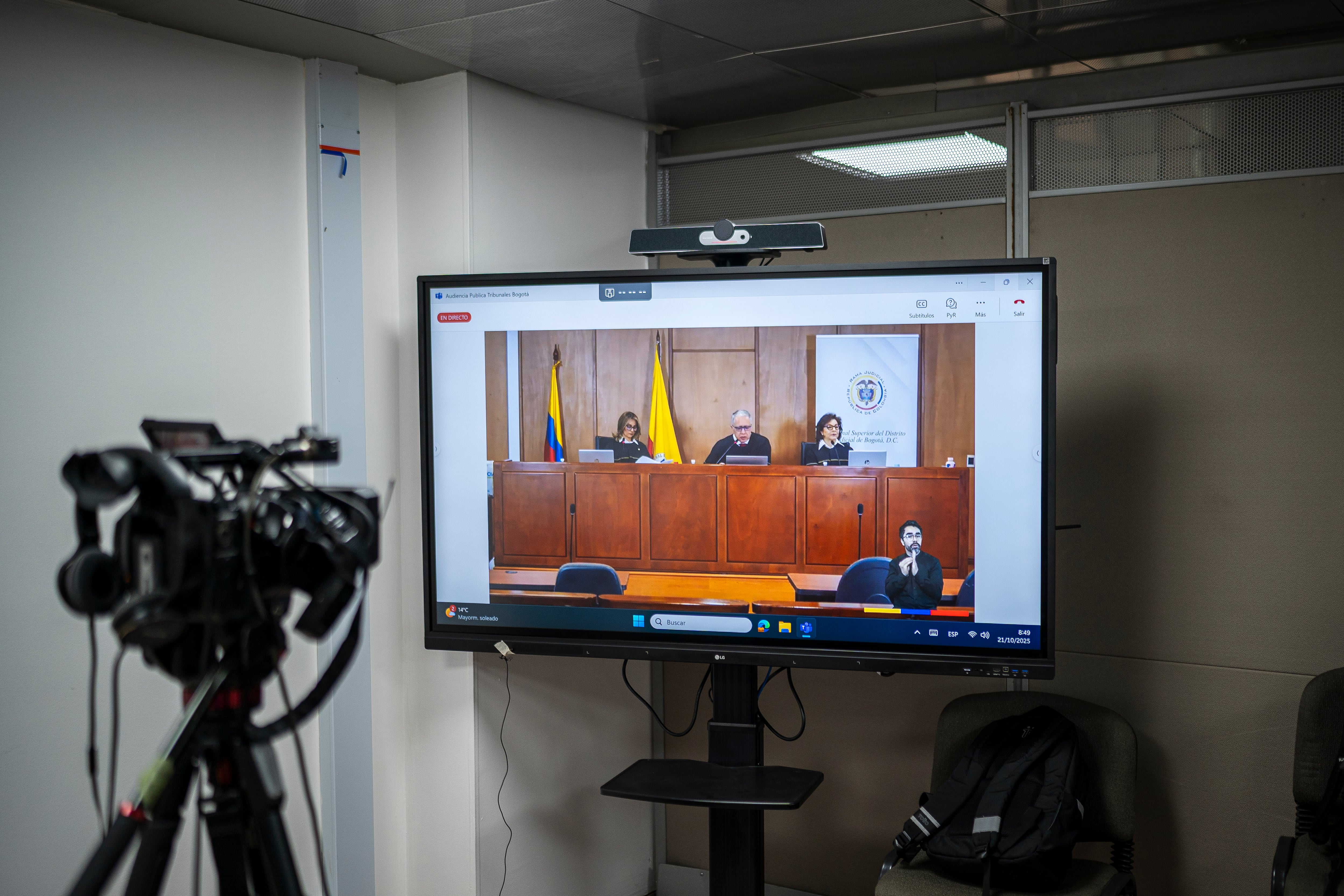 Transmisión de la audiencia de lectura del fallo de la condena de Álvaro Uribe, este martes.
