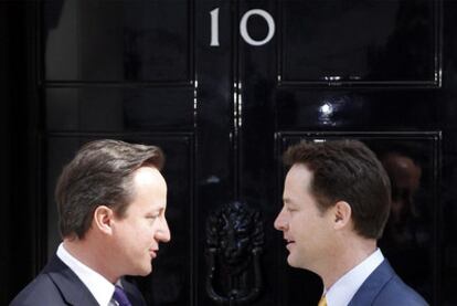 El primer ministro británico, el conservador David Cameron (izquierda) y su socio liberaldemócrata Nick Clegg, en Downing Street el pasado mes de mayo.