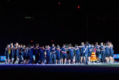 Tal y como sucedió al finalizar el partido que les proclamaba campeones de Liga, los jugadores del Barça se unieron en un círculo en el medio del césped del Camp Nou.
