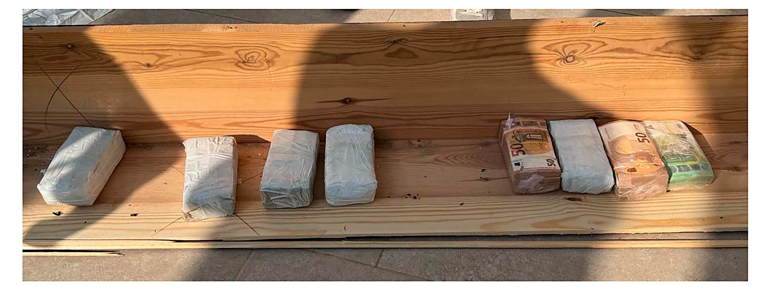 El álbum inédito de los zulos del ‘Anodino’, el policía que escondía millones de euros del narco entre sus paredes