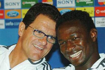 Capello habla con Diarra ayer en Lyon.