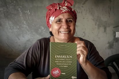 Zoraida Agamez, cocinera tradicional, muestra el libro 'Envueltos de plátano, yuca y maíz en las cocinas tradicionales de Colombia'. 