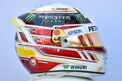 El casco del piloto británico de Mercedes Lewis Hamilton se exhibe en Melbourne, el 22 de marzo de 2018,