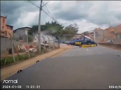 La cámara de un vehículo capta el desplome de un helicóptero en Belo Horizonte, Brasil, el 8 de enero de 2024.