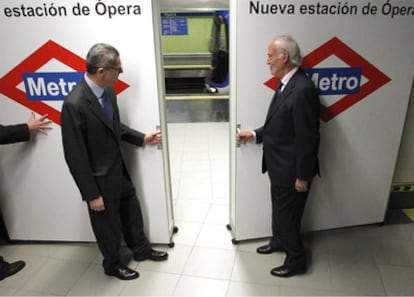 El alcalde Alberto Ruiz-Gallardón y el consejero de Transportes, José Ignacio Echevarría, en el acto inaugural de ayer.