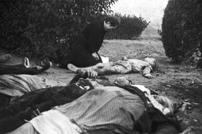 Una mujer llora ante el cadáver de un niño junto a una hilera de cuerpos tras el bombardeo de Lleida el 2 de noviembre de 1937. Entre los edificios derruidos por la aviación franquista había una escuela. Murieron 50 niños.