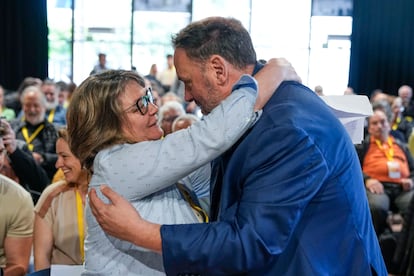 El líder de ERC, Oriol Junqueras, saluda a la nueva presidenta de la federación barcelonesa, Creu Camacho.