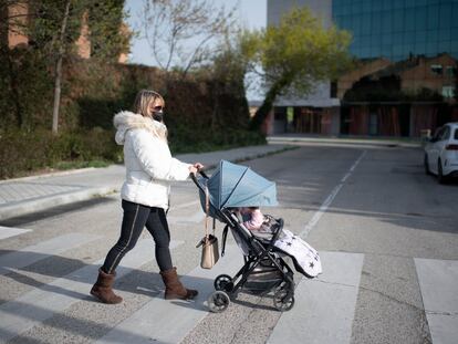 Mercedes Trujillo, licenciada en Magisterio, lleva a la niña a la que cuida a la escuela infantil en el distrito de Aravaca (Madrid).