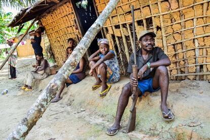 Moise Kwanbe uno de los cazadores bakas más famosos de la reserva del Dja.