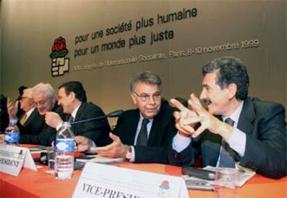 Felipe González, durante el XXI Congreso de la Internacional Socialista en París, en 1999.