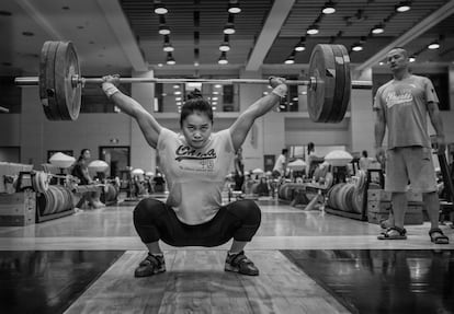 La levantadora de pesos Deng Wei que compite en la categoría de 63 kg, entrena en el Centro de Entrenamiento de la Administración de Deportes en Pekín, China. Deng Wei ganó el mundial de 2010 y 2015.