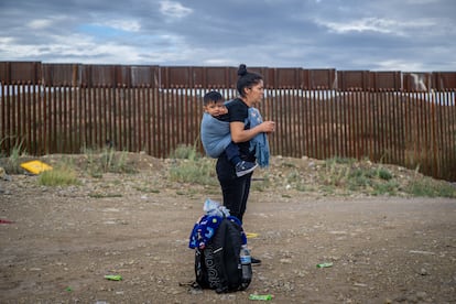 Una mujer migrante porta un beb a la espalda en Arizona, Estados Unidos.