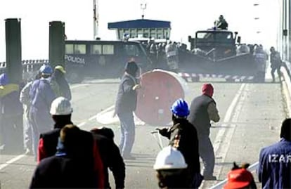 Un grupo de trabajadores de Izar en Puerto Real se enfrenta a la policía en el Puente Carranza.