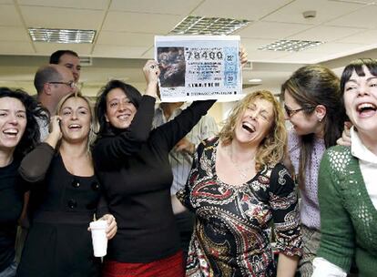 Trabajadores de la editorial jurídica CISS (con delegaciones en Madrid, Barcelona y Valencia), festejan el 78.400, segundo premio de la loteria de Navidad, y del que se repartirán más de diez millones de euros en la delegación de Valencia.