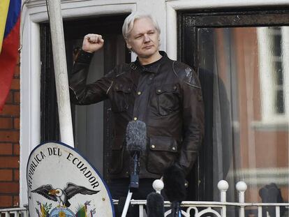 Assange se dirige a los medios en el balc&oacute;n de la embajada ecuatoriana en Londres, hoy.