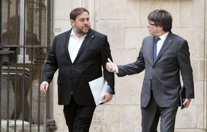 El presidente de la Generalitat, Carles Puigdemont, junto al vicepresidente, Oriol Junqueras, a su llegada a la reunión semanal del Govern, el mismo día en que expira el plazo dado por el Gobierno a la Generalitat para que justifique los gastos no esenciales. EFE/Marta Pérez