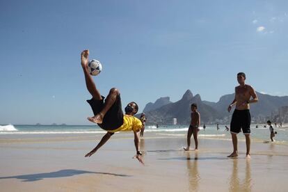 La playa de Ipanema, en Río de Janeiro, convertida en espacio de deporte.