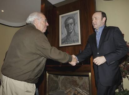 Kevin Spacey está en Asturias. El actor y director del Old Vic de Londres, se ha entrevistado hoy con Vicente Álvarez Areces (presidente del Principado) y con Natalio Frueso (director de la Fundación Oscar Niemeyer). Allí han cerrado un acuerdo mediante el cual la institución de Avilés y el Old Vic de Londres realizarán proyectos conjuntos.