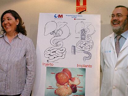 María José García, madre de la niña trasplantada, y el gerente del hospital La Paz, Rafael Pérez Santamaría.