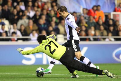 Soldado burla la salida del guardameta turco Invankov para lograr el quinto gol.